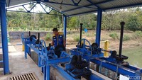 Foto: Petugas Bendungan Lekopancing mengecek kondisi pintu air. Saat ini pintu air sudah dibuka selebar-lebarnya agar air bisa mengalir.