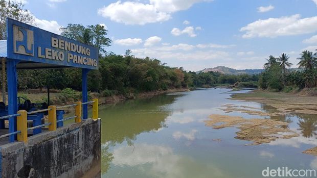Bendungan Lekopancing Maros mengering akibat kemarau panjang. Bendungan Lekopancing Maros mengering akibat kemarau panjang.