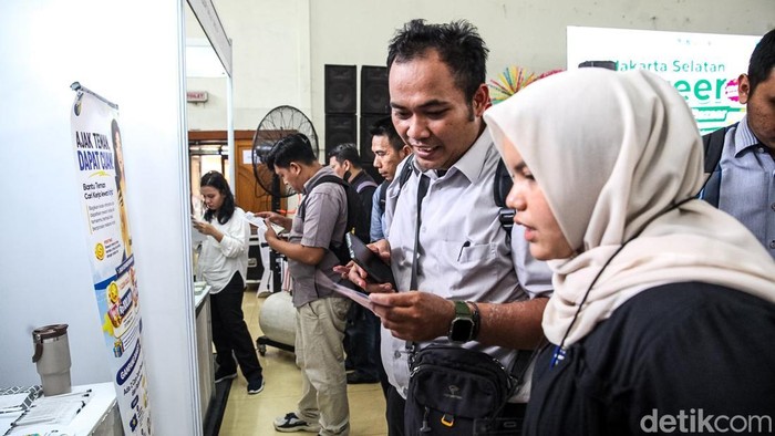 Berburu Lowongan Kerja di Ragunan, Career Fest Jadi Harapan Calon pekerja mengunjungi Jakarta Selatan Career Fest & Bazaar di Balai Prajurit Ragunan, Jakarta Selatan, Kamis (3/9/2026). Job fair ini mempertemukan pencari kerja dengan perusahaan.