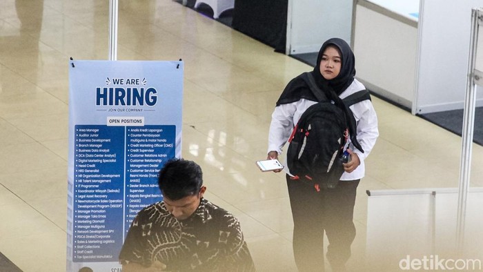 Calon pekerja mengunjungi Jakarta Selatan Career Fest & Bazaar di Balai Prajurit Ragunan, Jakarta Selatan, Kamis (3/9/2026). Job fair ini mempertemukan pencari kerja dengan perusahaan.