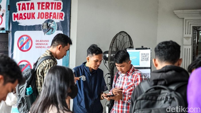 Calon pekerja mengunjungi Jakarta Selatan Career Fest & Bazaar di Balai Prajurit Ragunan, Jakarta Selatan, Kamis (3/9/2026). Job fair ini mempertemukan pencari kerja dengan perusahaan.