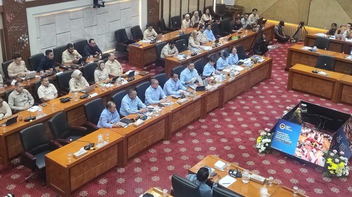 Komisi IX DPR menggelar rapat dengar pendapat dengan BGN membahas anggaran MBG sebesar Rp 232,5 T di kompleks parlemen, Senayan, Jakarta, Kamis (3/9/2026).
