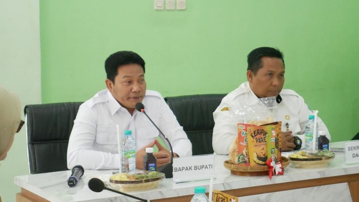 Bupati Subandi saat mengunjungi Dinkes Sidoarjo.