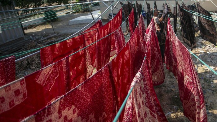 Perajin menjemur kain batik nan telah direbus melalui kompor biogas kotoran sapi di desa Kalibaru, Tengahtani, Kabupaten Cirebon, Jawa Barat, Kamis (3/9/2026). Perajin batik di desa itu memanfaatkan biogas kotoran sapi nan diolah menjadi biogas untuk dimanfaatkan sebagai sumber daya kompor saat proses pembuatan batik. ANTARA FOTO/Dedi Suwidiantoro