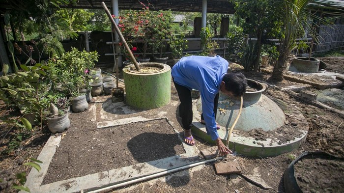 Dari Kotoran Sapi Jadi Energi, UMKM Batik Cirebon Beralih ke Biogas Perajin menjemur kain batik nan telah direbus melalui kompor biogas kotoran sapi di desa Kalibaru, Tengahtani, Kabupaten Cirebon, Jawa Barat, Kamis (3/9/2026). Perajin batik di desa itu memanfaatkan biogas kotoran sapi nan diolah menjadi biogas untuk dimanfaatkan sebagai sumber daya kompor saat proses pembuatan batik. ANTARA FOTO/Dedi Suwidiantoro