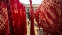 Kain batik yang telah direbus menggunakan kompor biogas selanjutnya dijemur oleh perajin. Pemanfaatan energi alternatif tersebut diharapkan dapat mendukung keberlanjutan UMKM batik sekaligus mengurangi ketergantungan terhadap bahan bakar konvensional. ANTARA FOTO/Dedi Suwidiantoro