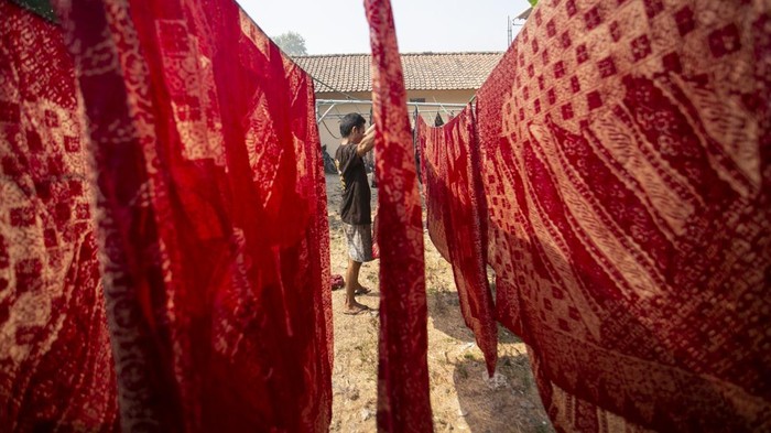Dari Kotoran Sapi Jadi Energi, UMKM Batik Cirebon Beralih ke Biogas Perajin menjemur kain batik nan telah direbus melalui kompor biogas kotoran sapi di desa Kalibaru, Tengahtani, Kabupaten Cirebon, Jawa Barat, Kamis (3/9/2026). Perajin batik di desa itu memanfaatkan biogas kotoran sapi nan diolah menjadi biogas untuk dimanfaatkan sebagai sumber daya kompor saat proses pembuatan batik. ANTARA FOTO/Dedi Suwidiantoro