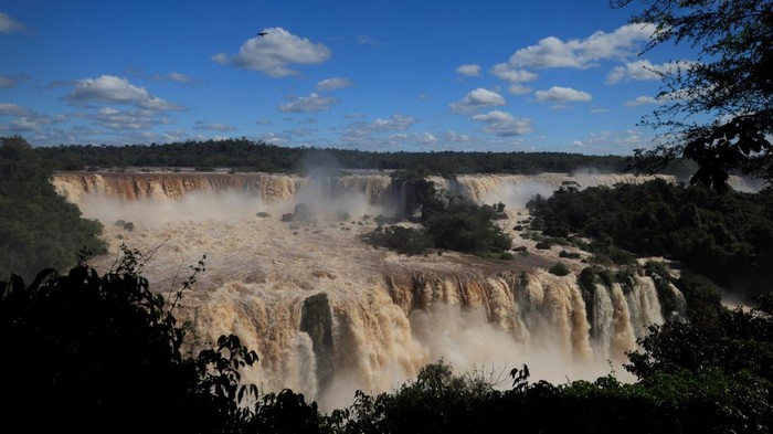 Tourists visit the Iguazu Falls after heavy rains across the river basin increased water flow, in Foz do Iguacu, Brazil, September 2, 2026. REUTERS/Kiko Sierich