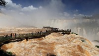 Debit Air Terjun Iguazu Meningkat, Wisatawan Justru Ramai Mendekat