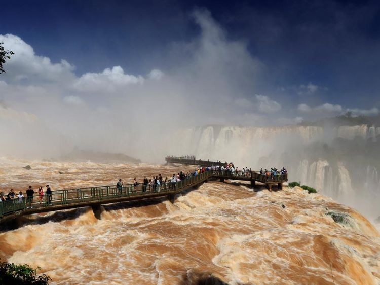 Debit Air Terjun Iguazu Meningkat, Wisatawan Justru Ramai Mendekat