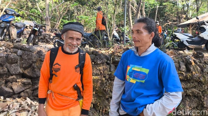 Dedi (baju biru) dan Radi (baju oren) petani di lereng Gunung Ciremai