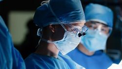 Potret Kim Ji Won Jadi Dokter Lawan Korupsi di Doctor X