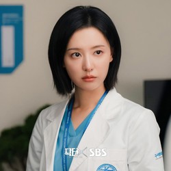 Potret Kim Ji Won Jadi Dokter Lawan Korupsi di Doctor X