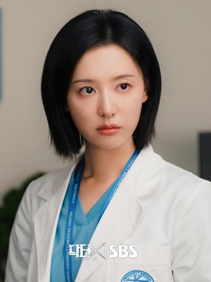Potret Kim Ji Won Jadi Dokter Lawan Korupsi di Doctor X