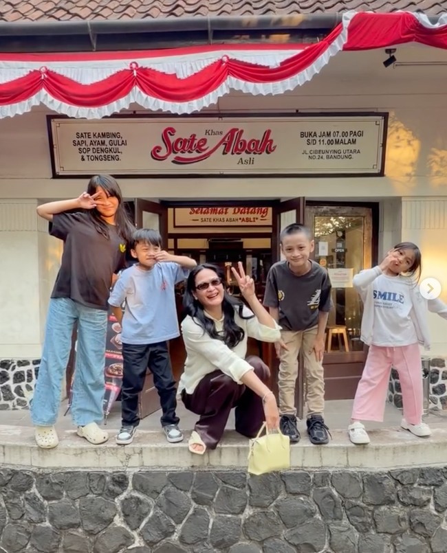 Donna Harun kembali bagikan foto-foto dirinya bersama cucu-cucunya. Meski sudah memiliki 4 orang cucu namun penampilan Donna tetap terlihat awet muda. Foto: Instagram/@donnaharunofficial