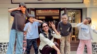 7 Potret Donna Harun Bareng Cucu, Makin Awet Muda di Usia 58 Tahun