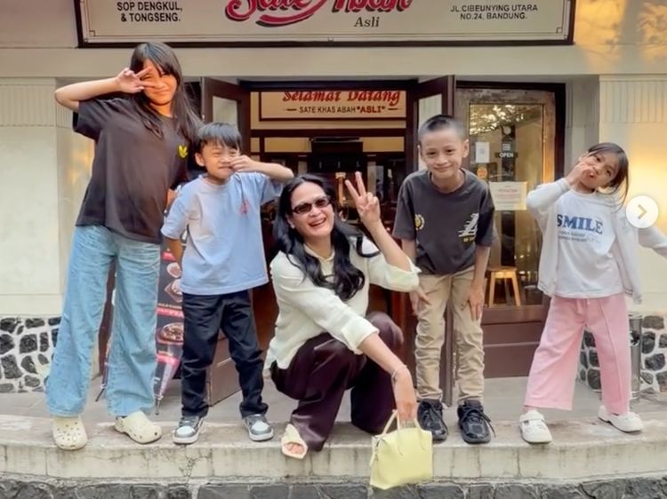 7 Potret Donna Harun Bareng Cucu, Makin Awet Muda di Usia 58 Tahun