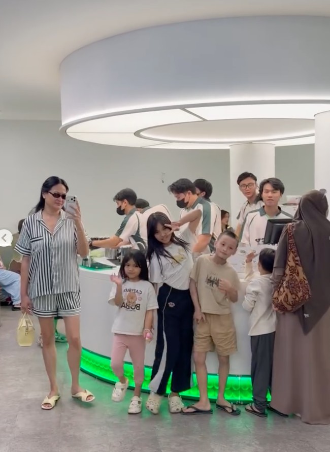 Jalan-jalan bareng cucu, gayanya yang santai namun tetap stylish curi atensi. Meski kenakan piyama, penampilannya tetap stylish dengan kaca mata hitam. Foto: Instagram/@donnaharunofficial