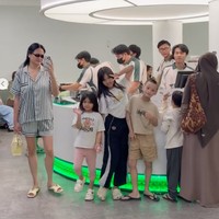 Jalan-jalan bareng cucu, gayanya yang santai namun tetap stylish curi atensi. Meski kenakan piyama, penampilannya tetap stylish dengan kaca mata hitam. Foto: Instagram/@donnaharunofficial
