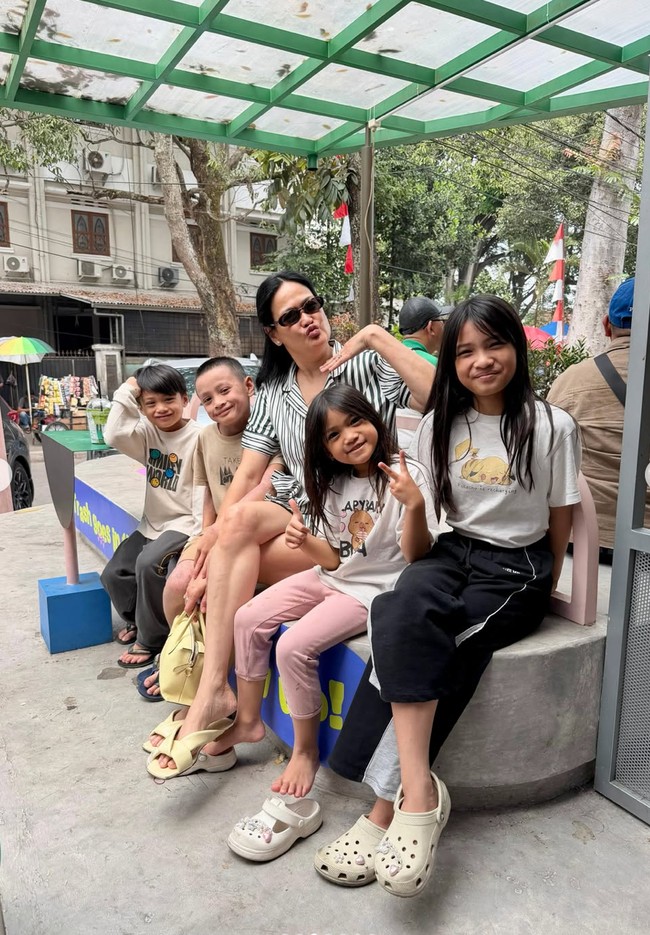 Siapa sangka jika saat ini Donna sudah berusia 58 tahun. Hampir menginjak kepala 6, Donna justru terlihat makin awet muda. Foto: Instagram/@donnaharunofficial