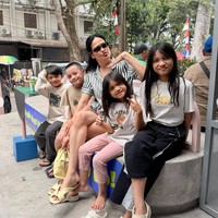 Siapa sangka jika saat ini Donna sudah berusia 58 tahun. Hampir menginjak kepala 6, Donna justru terlihat makin awet muda. Foto: Instagram/@donnaharunofficial