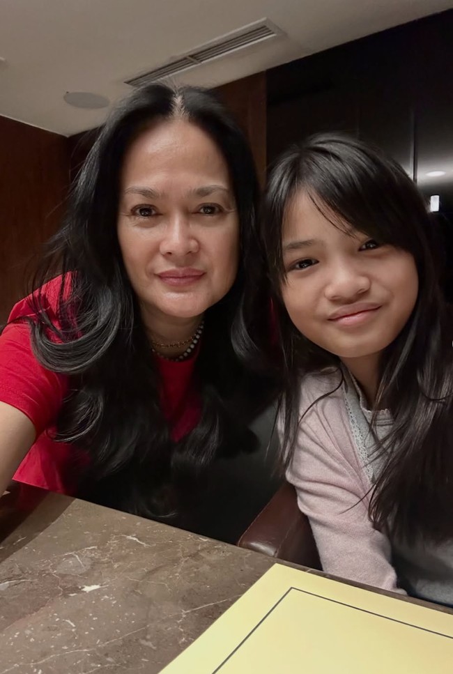 Meski sudah menjadi nenek namun wajah Donna masih tampak mulus dan terbilang minim kerutan. Rambut panjangnya pun selalu on point dan terlihat sehat. Foto: Instagram/@donnaharunofficial