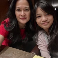 Meski sudah menjadi nenek namun wajah Donna masih tampak mulus dan terbilang minim kerutan. Rambut panjangnya pun selalu on point dan terlihat sehat. Foto: Instagram/@donnaharunofficial