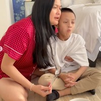 Tampil natural tanpa pulasan makeup, begini gaya Donna yang masih kenakan piyama merah. Foto: Instagram/@donnaharunofficial