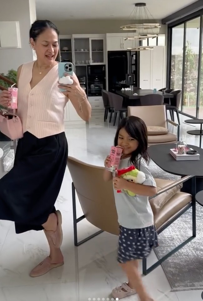 Busana yang dikenakan Donna pun selalu terlihat stylish dan tak kalah dari anak muda, membuat penampilannya makin awet muda. Foto: Instagram/@donnaharunofficial