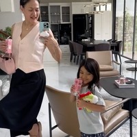 Busana yang dikenakan Donna pun selalu terlihat stylish dan tak kalah dari anak muda, membuat penampilannya makin awet muda. Foto: Instagram/@donnaharunofficial