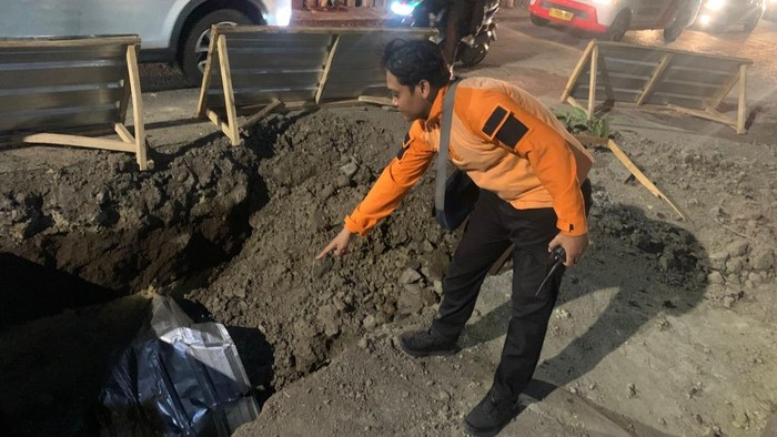 Drainase Pemkot Surabaya yang bikin pemotor terperosok