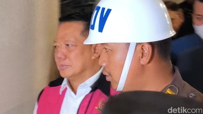 Eks Jampidsus Febrie Adriansyah (FA) selesai diperiksa tim 9 Kejagung RI sebagai tersangka TPPU