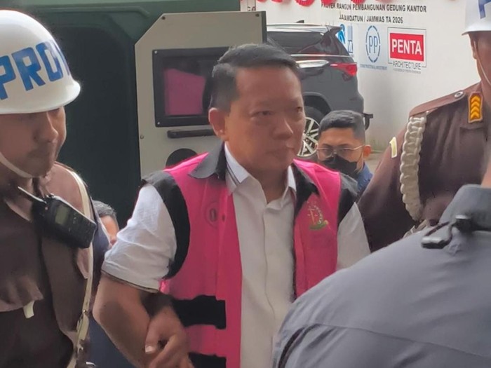 Mantan Jampidsus, Febrie Adriansyah, tiba di gedung Kejagung, Kebayoran Baru, Jakarta Selatan, Kamis (3/9/2026).