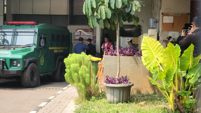 Febrie Adriansyah dibawa dari rutan KPK ke Kejagung (Adrial/detikcom)