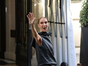 Potret Stylish Celine Dion Sapa Fans, Mendadak Ikut Nyanyi di Jalanan Paris
