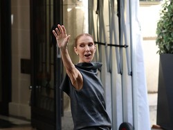 Potret Stylish Celine Dion Sapa Fans, Mendadak Ikut Nyanyi di Jalanan Paris