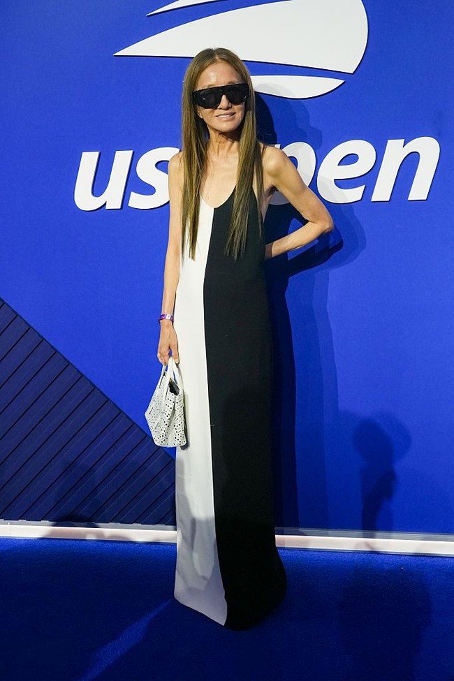 Sebagai salah satu nama besar di dunia mode, Vera Wang tampil dengan gaya yang mencerminkan estetika minimalisnya. Ia mengenakan gaun panjang hitam-putih berpotongan lurus, dipadukan dengan aksesori hitam dan kacamata berukuran besar. Foto: Variety via Getty Images/Adela Loconte