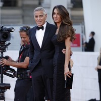 Gaya Glamor nan Anggun Amal Clooney Gandeng George Clooney di Red Carpet