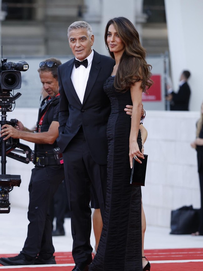 Gaya Glamor nan Anggun Amal Clooney Gandeng George Clooney di Red Carpet
