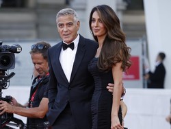 Gaya Glamor nan Anggun Amal Clooney Gandeng George Clooney di Red Carpet