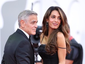 Amal Clooney Tampil Minimalis di Venice Film Festival, Perhiasannya Rp 7 Miliar