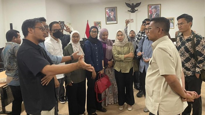 Gubernur Banten Andra Soni melakukan audiensi dengan sejumlah perwakilan wali murid bersama pihak Yayasan Syarif Hidayatullah (YSH), di Kantor Gubernur Banten eks BBLKI Serpong, Tangerang Selatan, Kamis (3/9/2026)