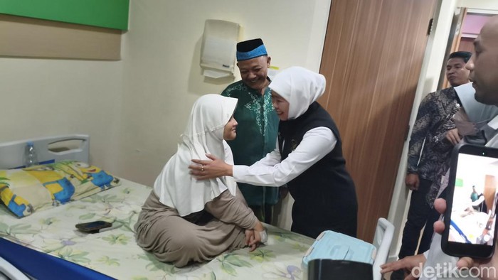 Gubernur Jatim Khofifah Indar Parawansa saat menjenguk korban keracunan MBG di Sidoarjo.