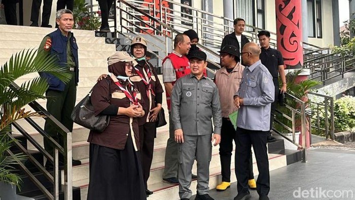 Gubernur Kalbar Ria Norsan (kemeja abu-abu) dan sejumlah kepala OPD menunggu kedatangan Menhut Raja Juli di VIP Bandara Supadio. Namun pesawat gagal mendarat karena kabut asap yang masih tebal. (ANTARA/HO-Sucia Lucinda)