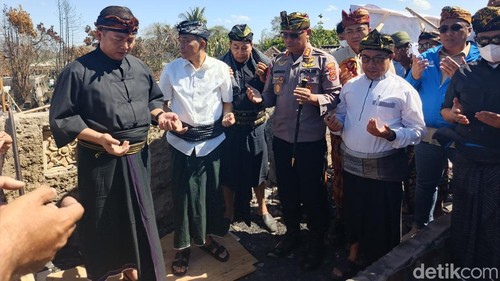 Gubernur NTB, Lalu Muhamad Iqbal (baju hitam), Bupati Lombok Tengah Lalu Pathul Bahri (baju putih) saat peletakan batu pertama di Masjid Kampung Adat Sade.