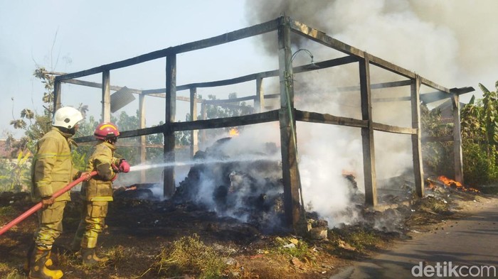 Gudang kain awul di Tambakboyo, Kecamatan Pedan, Klaten terbakar.