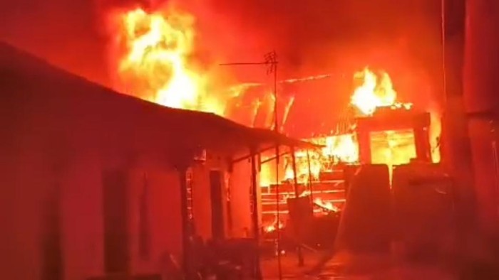 Gudang pakan ternak sekaligus dijadikan kandang kambi terbakar