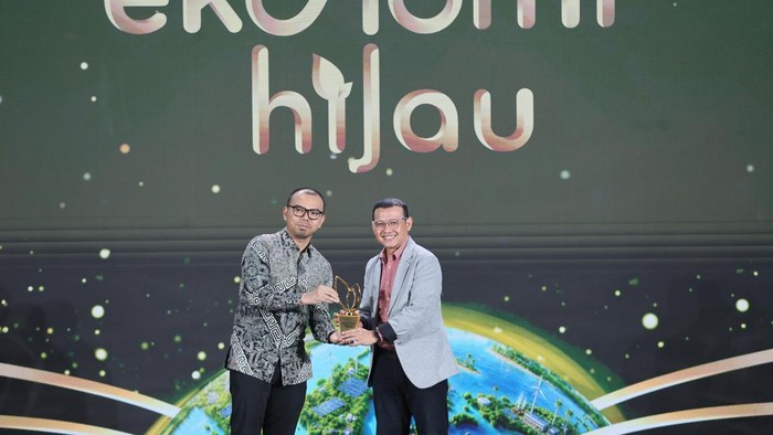 Head of Community Development Departement BTN, Ary Ishandi menerima Penghargaan Anugerah Ekonomi Hijau 2026