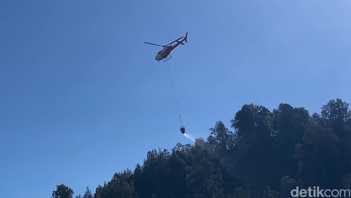 Helikopter water bombing kembali diterjunkan untuk padamkan kebakaran TNBTS