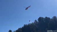 Cara Kerja Water Bombing, Jatuhkan 4.000 Liter Air ke Titik Api